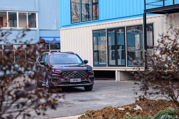  Ford Equator 2021 mới là mẫu SUV 7 chỗ hoàn toàn mới, đã lần đầu tiên lộ diện vào hồi tháng 9 năm ngoái. Mãi đến những ngày cuối tháng 1 đầu năm nay, hãng Ford mới tung ra những hình ảnh chính thức đầu tiên của mẫu SUV này.