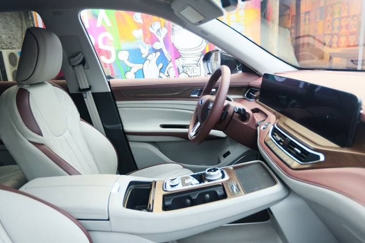 Là SUV cỡ trung nên Ford Equator 2021 sở hữu thiết kế sườn xe khá mượt mà và đơn giản, không có những đường dập gân phức tạp. Tiếp đến là bộ vành hợp kim với thiết kế 5 chấu và nẹp mạ crôm trên cửa. Tùy phiên bản, Ford Equator 2021 sẽ được trang bị vành hợp kim có đường kính 18 inch, 19 inch và 20 inch. Mỗi loại vành đều được thiết kế khác nhau, đi với lốp có kích thước 245/50 R20, 245/45 R20, 235/50 R19, 235/55 R19 và 235/55 R18.