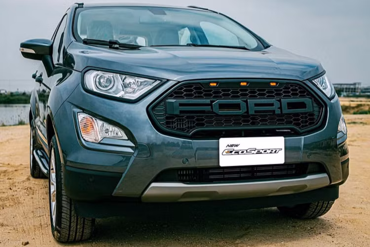 Chiếc Ford EcoSport thế hệ mới được một đại lý ở Campuchia nâng cấp phụ kiện đồ chơi thuộc phiên bản Titanium 2021 cao cấp. Theo đó, lưới tản nhiệt nguyên bản 2 nan, mạ crôm của xe đã được thay thế bằng lưới tản nhiệt bằng nhựa đen với dòng chữ “FORD” trung tâm. Phía trên là 3 đèn màu cam theo phong cách của bán tải F-150 Raptor.