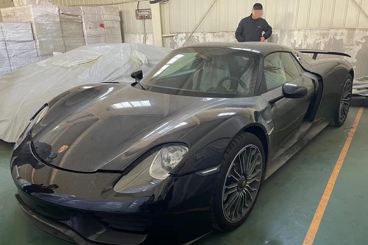 Một số nguồn tin cho biết, chiếc siêu xe Porsche 918 Spyder màu đen này cùng 1 chiếc siêu xe hypercar khác đã được một đại gia Trung Quốc mua về nước. Trong quá trình vận chuyển về không thể tránh khỏi việc ngoại thất xe bám đầy bụi. Chiếc siêu xe hybrid Porsche 918 Spyder từng được bán tại đại lý Al Ain Class Motors. Đây cũng là đại lý đã bán ít nhất 5 chiếc siêu xe cho nhà giàu Việt.