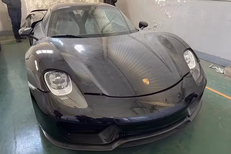 Gần đây, trên mạng xã hội đã xuất hiện hình ảnh chụp chiếc siêu xe triệu đô và số lượng giới hạn Porsche 918 Spyder hàng hiếm tại một kho cảng với ngoại thất đóng bụi dày đặc. Hình ảnh này đã khiến không ít người yêu xe trên thế giới tò mò muốn biết vì sao xe bị phủ bụi.