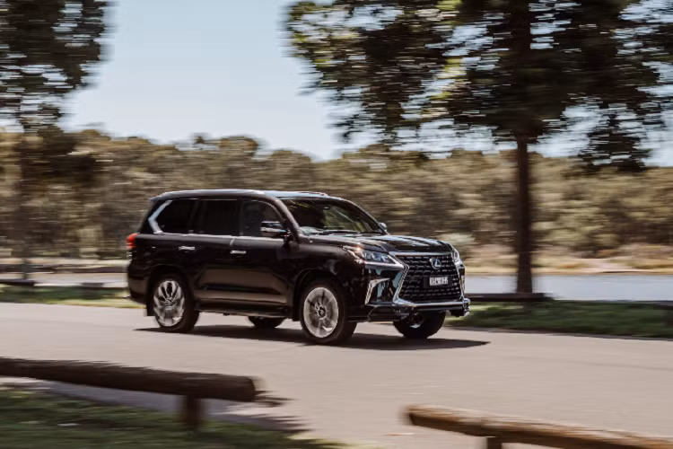 Đầu tiên là phiên bản LX 450d, có giá khởi điểm từ 105.599 USD (khoảng 2,4 tỷ đồng). Phiên bản này sử dụng động cơ diesel V8 4,5 lít tăng áp, sản sinh công suất tối đa 268 mã lực và mô-men xoắn cực đại 650 Nm.