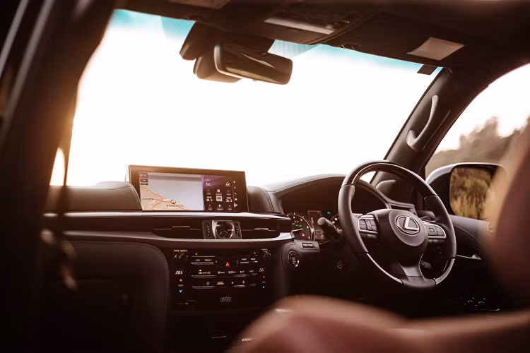 SUV hạng sang Lexus LX 570 S 2021 được trang bị động cơ V8 5,7 lít sản sinh công suất tối đa 362 mã lực và mô-men xoắn cực đại 530 Nm kết hợp với hộp số tự động tám cấp.