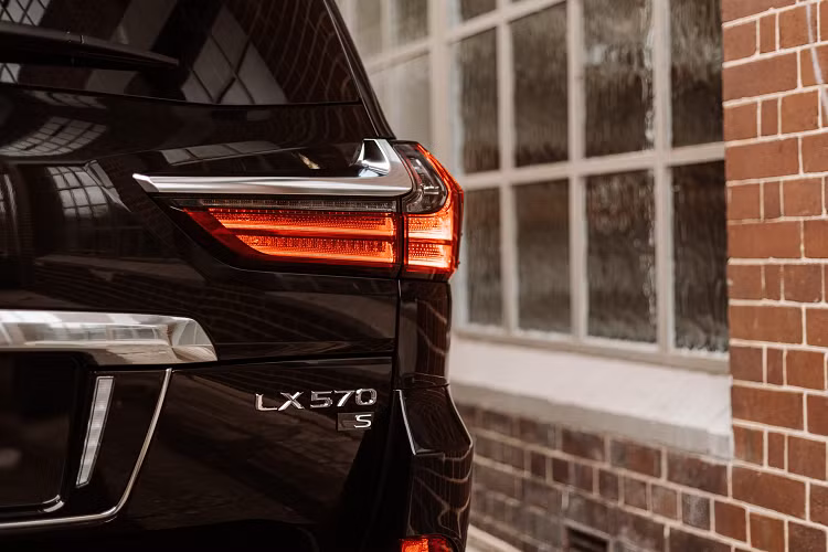 Ngoài ra, Lexus LX 570 S 2021 mới còn có huy hiệu chữ “S” ở cốp sau, bộ giảm chấn hiệu suất nhằm cải thiện độ cứng vững và ổn định hơn cho mẫu SUV cỡ lớn khi vào cua. Di chuyển vào khoang cabin, nội thất của LX 570 S 2021 được bọc da đục lỗ bán aniline màu đen hoặc Garnet – màu đỏ tía đậm độc quyền dành riêng cho mẫu xe này, bàn đạp kim loại và những điểm nhấn trang trí màu xám Shimamoku Grey.