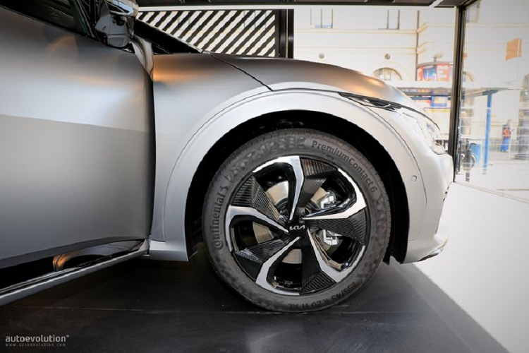 Biến thể EV6 với hệ dẫn động cầu sau và bộ pin tầm xa có khả năng cung cấp phạm vi di chuyển 100 km sau chưa đầy 4 phút rưỡi sạc.