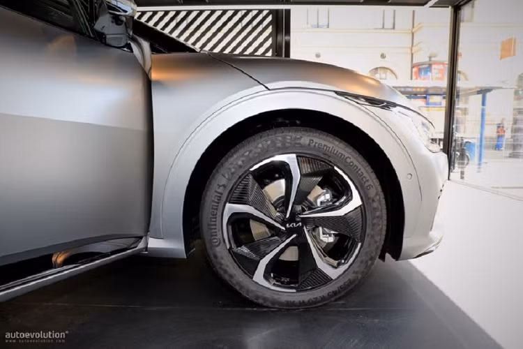 Biến thể EV6 với hệ dẫn động cầu sau và bộ pin tầm xa có khả năng cung cấp phạm vi di chuyển 100 km sau chưa đầy 4 phút rưỡi sạc.