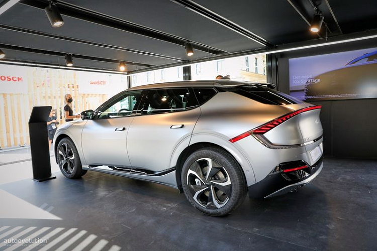 Kia EV6 GT-Line được đánh giá là hoàn hảo cho một chuyến đi đường dài, không chỉ bởi các trang bị, tiện nghi kể trên mà còn nhờ xe có bộ pin lớn 77,4 kWh, cung cấp phạm vi vận hành lên tới 528 km ở bản 2WD và 506 km ở bản AWD.