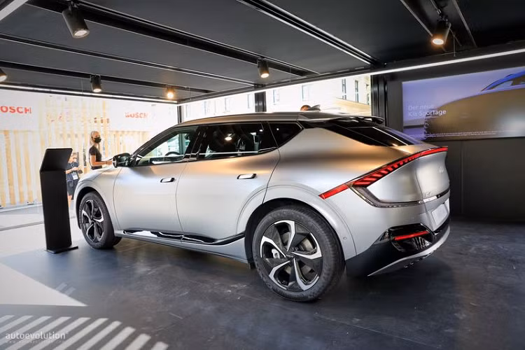 Kia EV6 GT-Line được đánh giá là hoàn hảo cho một chuyến đi đường dài, không chỉ bởi các trang bị, tiện nghi kể trên mà còn nhờ xe có bộ pin lớn 77,4 kWh, cung cấp phạm vi vận hành lên tới 528 km ở bản 2WD và 506 km ở bản AWD.