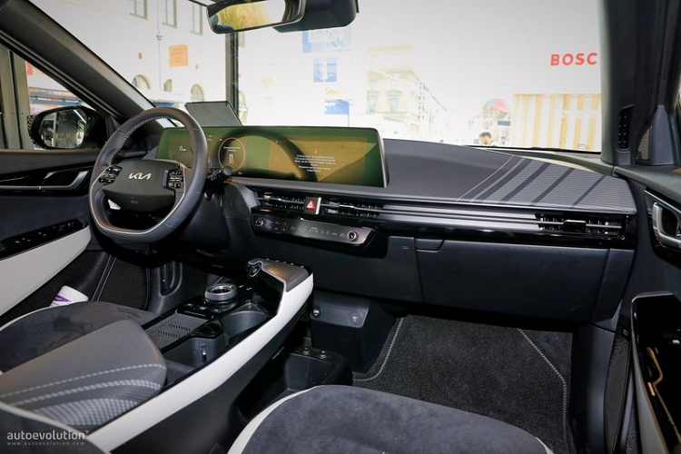 Chiếc Kia EV6 tại IAA 2021 được hoàn thiện trong màu sơn xám mờ, kết hợp với các điểm nhấn màu đen, xám và trắng cho nội thất. Nội thất xe được bọc da lộn và da thuần, trong khi bánh xe là loại 20 inch thể thao bọc trong lốp cao su mùa hè của Continental.