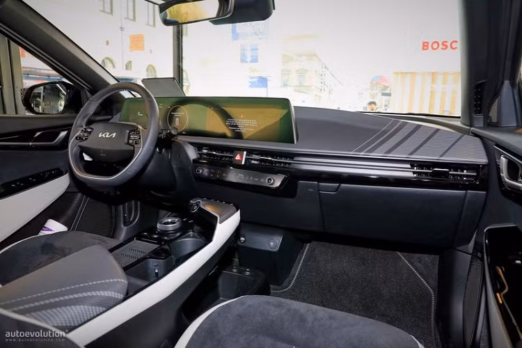 Chiếc Kia EV6 tại IAA 2021 được hoàn thiện trong màu sơn xám mờ, kết hợp với các điểm nhấn màu đen, xám và trắng cho nội thất. Nội thất xe được bọc da lộn và da thuần, trong khi bánh xe là loại 20 inch thể thao bọc trong lốp cao su mùa hè của Continental.