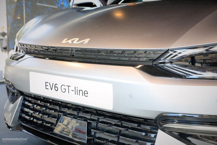 Theo thông số kỹ thuật được Kia công bố từ trước, phiên bản Kia EV6 GT-Line chạy điện sở hữu đèn pha LED, màn hình cong 12,3 inch, bọc da lộn hoặc giả da cho cabin, ghế trước chỉnh điện với chức năng ghi nhớ vị trí, đèn nền LED, một số chi tiết đặc biệt khác ở ngoại thất, nội thất, điều hòa tự động 2 vùng, sạc điện thoại không dây, chìa khóa thông minh, hỗ trợ lái xe trên đường cao tốc, camera 360 độ, hỗ trợ giới hạn tốc độ thông minh và hỗ trợ phanh tự động tiền va chạm.