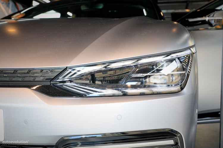 Để tối ưu hơn nữa phạm vi di chuyển của chiếc xe, Kia còn trang bị cho EV6 một bơm nhiệt tiết kiệm nhiên liệu giúp hút hơi nóng thừa từ hệ thống làm mát của xe.