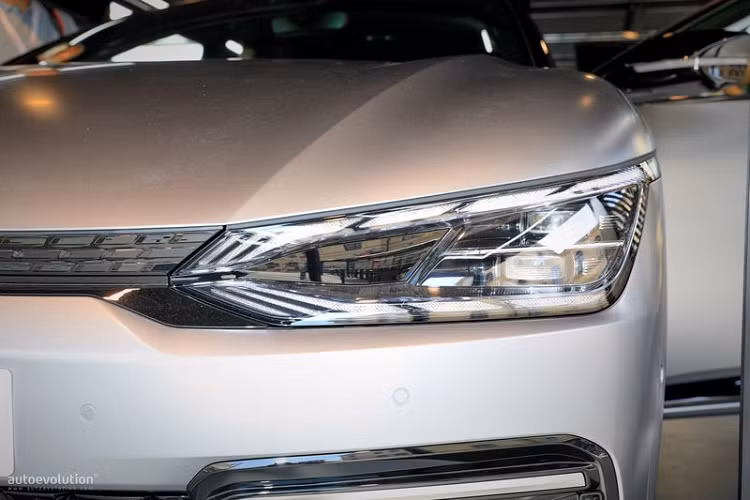 Để tối ưu hơn nữa phạm vi di chuyển của chiếc xe, Kia còn trang bị cho EV6 một bơm nhiệt tiết kiệm nhiên liệu giúp hút hơi nóng thừa từ hệ thống làm mát của xe.