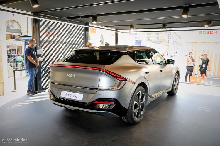 Với nền tảng E-GMP mới, Kia EV6 có thể sử dụng hệ thống sạc 400V và 800V, cho phép quá trình sạc từ 10-80% chỉ mất 18 phút.