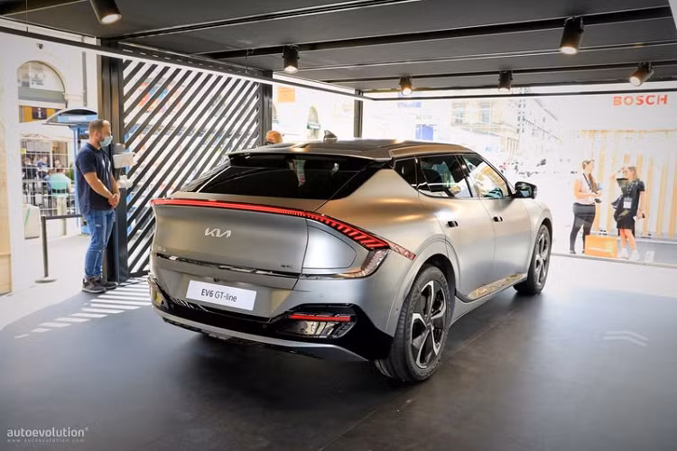 Với nền tảng E-GMP mới, Kia EV6 có thể sử dụng hệ thống sạc 400V và 800V, cho phép quá trình sạc từ 10-80% chỉ mất 18 phút.