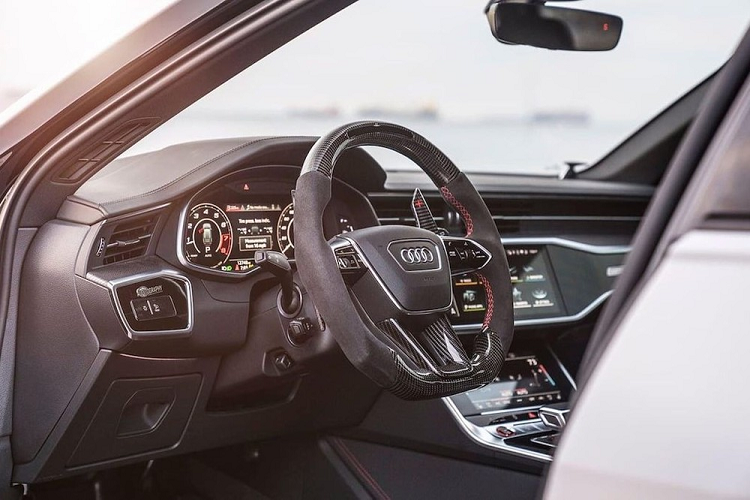 Nhưng không giống mẫu RS6 C7, thế hệ C8 có thể tăng gấp đôi công suất chỉ bằng vài sự điều chỉnh tối thiểu. Minh chứng là chiếc RS6 độc nhất vô nhị, tự xưng nhanh nhất thế giới này. Nó được gọi là PG-VF Edition RS6 1of1, và là một chiếc xe được độ bởi Pacific German và VF Engineering để sản sinh hơn 1.000 mã lực cùng 1.017 Nm mô-men xoắn cực đại. Kết quả? Nó có thể gia tốc từ 0-100 km/h trong chỉ 2,7 giây và đạt tốc độ tối đa 338 km/h.