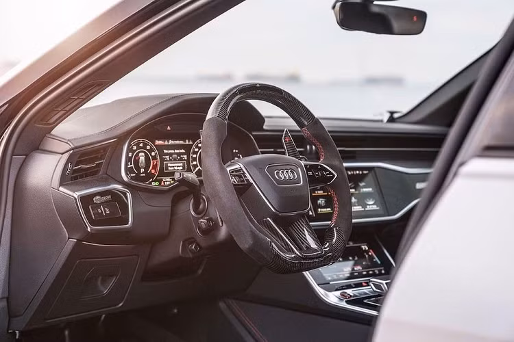 Nhưng không giống mẫu RS6 C7, thế hệ C8 có thể tăng gấp đôi công suất chỉ bằng vài sự điều chỉnh tối thiểu. Minh chứng là chiếc RS6 độc nhất vô nhị, tự xưng nhanh nhất thế giới này. Nó được gọi là PG-VF Edition RS6 1of1, và là một chiếc xe được độ bởi Pacific German và VF Engineering để sản sinh hơn 1.000 mã lực cùng 1.017 Nm mô-men xoắn cực đại. Kết quả? Nó có thể gia tốc từ 0-100 km/h trong chỉ 2,7 giây và đạt tốc độ tối đa 338 km/h.