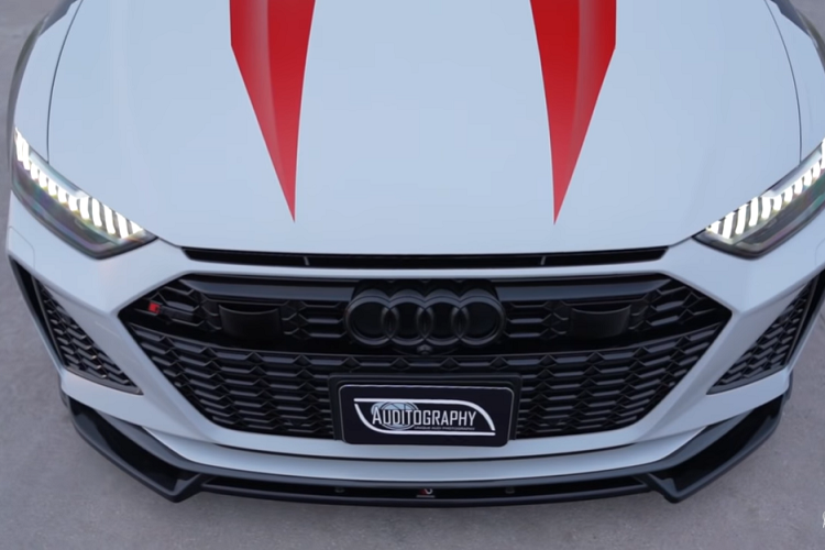 Về mặt thẩm mỹ, PG-VF Edition RS6 1of1 trông dữ dằn hơn xe tiêu chuẩn nhờ bộ body kit Maxton Design, cộng thêm bộ la-zăng Vision Forged VF Bespoke cỡ 22 inch được sơn phủ màu đồng.