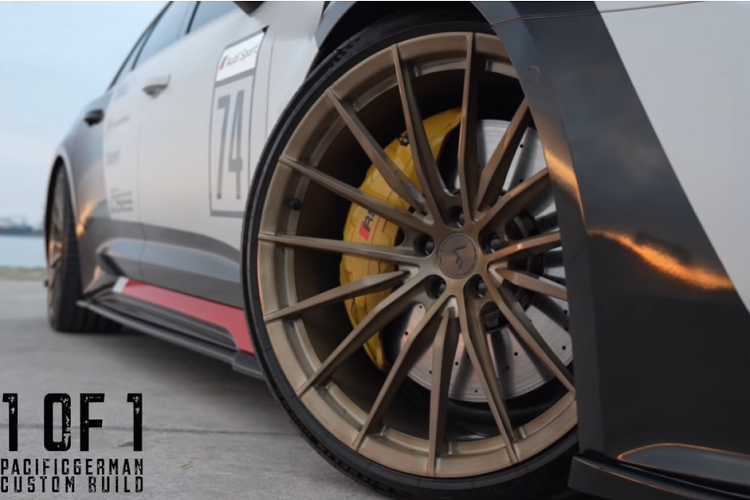 Theo Pacific German và VF Engineering, bạn có thể thấy hệ thống AWD đang cố gắng tìm lực kéo khi trọng lượng truyền đến trục sau với một lực lớn đến mức gần như sắp sửa làm xe bốc đầu. Nguyên nhân là vì hai công ty độ xe đã khiến chiếc RS6 này được trang bị các bộ tăng áp nâng cấp từ The Turbo Engineers. Chuyện này cũng dẫn đến hệ thống ống xả Akrapovic bằng titan tương xứng.