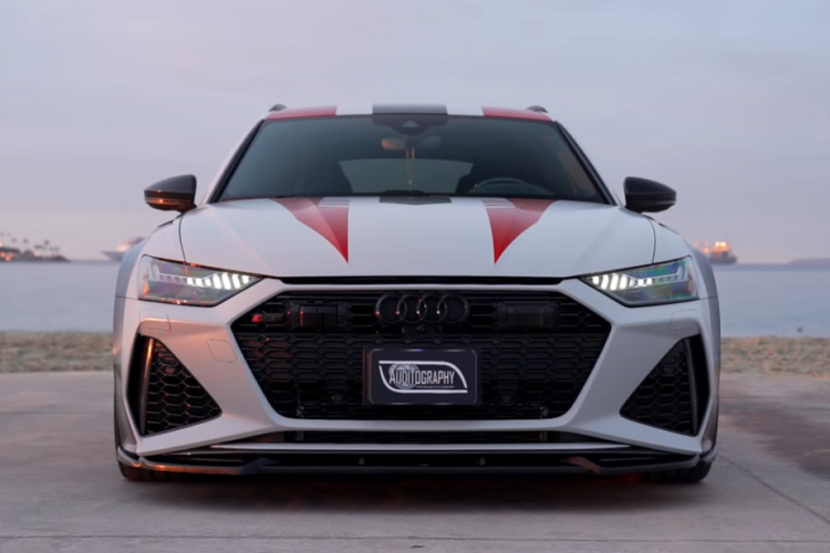 Màu sắc của chiếc xe cũng đã được thay đổi nhờ lớp vỏ bọc từ Protective Film Solutions, trong khi cabin được nâng cấp một chút nhờ việc bổ sung vô lăng bằng sợi carbon Carismo Design tích hợp đèn sang số.