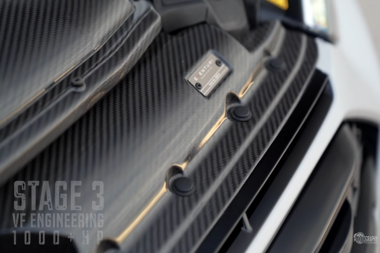 Bên cạnh đó, chiếc Audi RS6 C8 hàng khủng này cũng nhận được bộ làm mát CSF, hệ thống hút khí bằng sợi carbon Eventuri, và bộ điều chỉnh ECU VF Engineering Stage 3 để kết hợp mọi thứ lại với nhau.