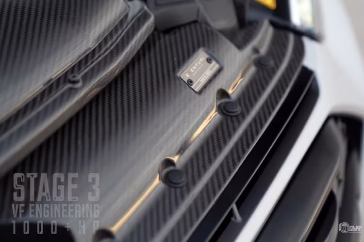 Bên cạnh đó, chiếc Audi RS6 C8 hàng khủng này cũng nhận được bộ làm mát CSF, hệ thống hút khí bằng sợi carbon Eventuri, và bộ điều chỉnh ECU VF Engineering Stage 3 để kết hợp mọi thứ lại với nhau.