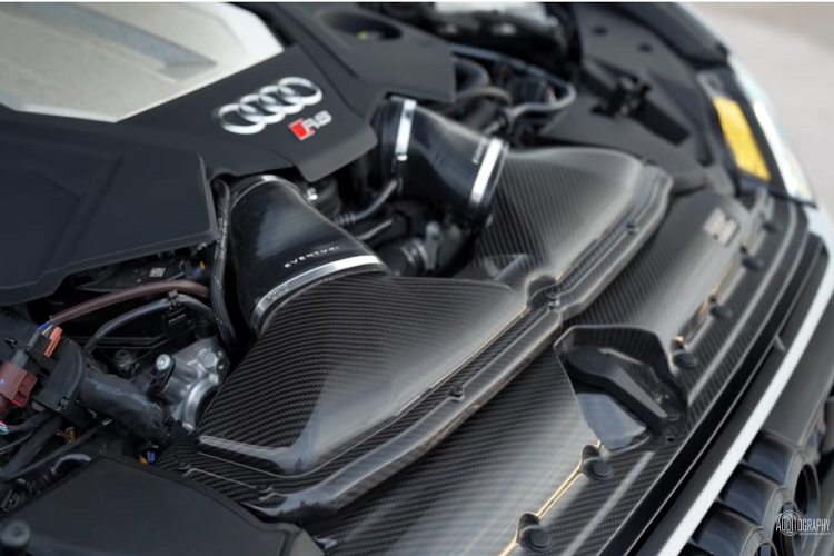 Ngoài ra, nó còn có một bộ khung chống lật ABT Sportsline để tăng cường khả năng xử lý