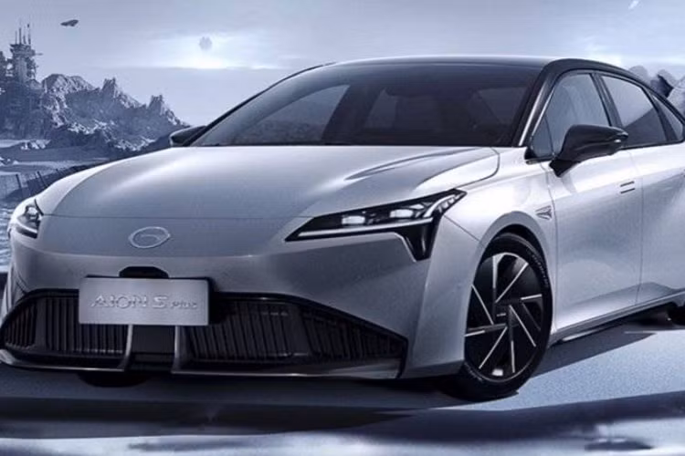 Chi tiết thiết kế nổi bật nhất của xe nằm ở phía trước với lưới tản nhiệt gần giống kiểu xe đua, kẹp giữa bởi tấm chắn bùn sắc cạnh như lưỡi dao. Hai cụm đèn pha trông cũng rất tuyệt với dải LED sáng trưng.