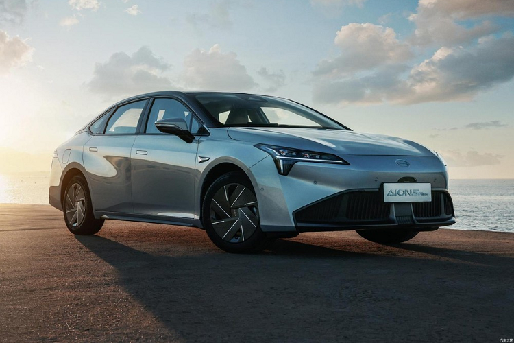 Aion S Plus chạy điện được chế tạo dựa trên S, nhưng với một thiết kế sắc xảo và trang bị nhiều công nghệ hơn. Nó có thân vỏ rất trơn mượt, mang lại tỉ số lực cản chỉ 0,211 Cd. Bên cạnh đó, tổng thể thiết kế nâng cấp mới trông cũng đẹp mắt, gọn gàng mà không có mấy đường nét thừa.