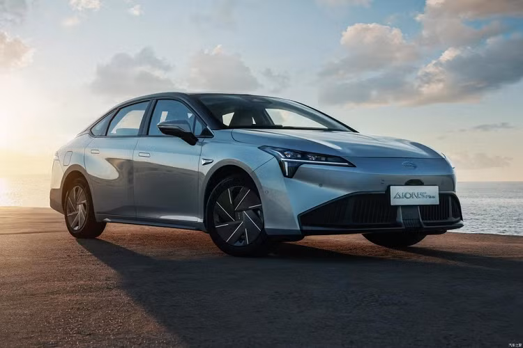 Aion S Plus chạy điện được chế tạo dựa trên S, nhưng với một thiết kế sắc xảo và trang bị nhiều công nghệ hơn. Nó có thân vỏ rất trơn mượt, mang lại tỉ số lực cản chỉ 0,211 Cd. Bên cạnh đó, tổng thể thiết kế nâng cấp mới trông cũng đẹp mắt, gọn gàng mà không có mấy đường nét thừa.