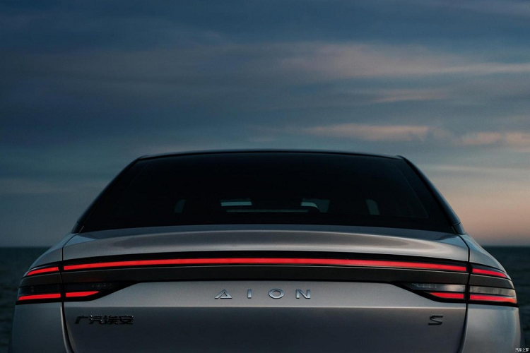 Hàng chữ Aion ở phía đuôi xe có kích thước vừa phải, thay vì “to đập vào mặt” giống nhiều mẫu xe Trung Quốc khác. Một điểm lạ là đuôi xe chỉ mỗi huy hiệu chữ S mà không có thêm chữ Plus. Bộ la-zăng mang thiết kế lạ mắt, tối ưu khí động học là một trang bị độc quyền dành cho S Plus.