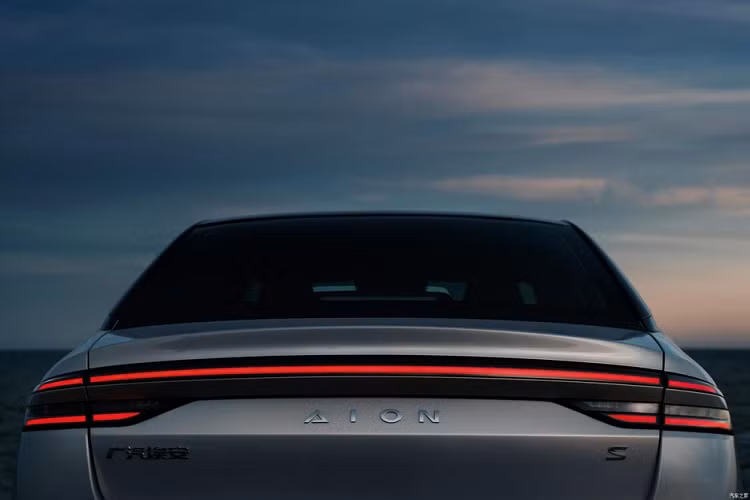 Hàng chữ Aion ở phía đuôi xe có kích thước vừa phải, thay vì “to đập vào mặt” giống nhiều mẫu xe Trung Quốc khác. Một điểm lạ là đuôi xe chỉ mỗi huy hiệu chữ S mà không có thêm chữ Plus. Bộ la-zăng mang thiết kế lạ mắt, tối ưu khí động học là một trang bị độc quyền dành cho S Plus.