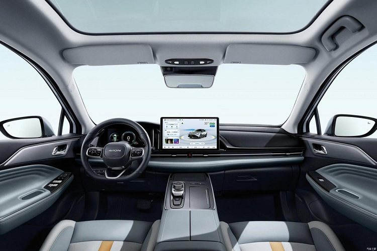 Mô tơ điện được ghép với một cụm pin 62 kWh, đủ cung cấp khoảng cách di chuyển 510 km theo chu kỳ NEDC. Kích thước của S Plus là dài 4.810 mm, rộng 1.880 mm, cao 1.515 mm, và trục cơ sở dài 2.750 mm.