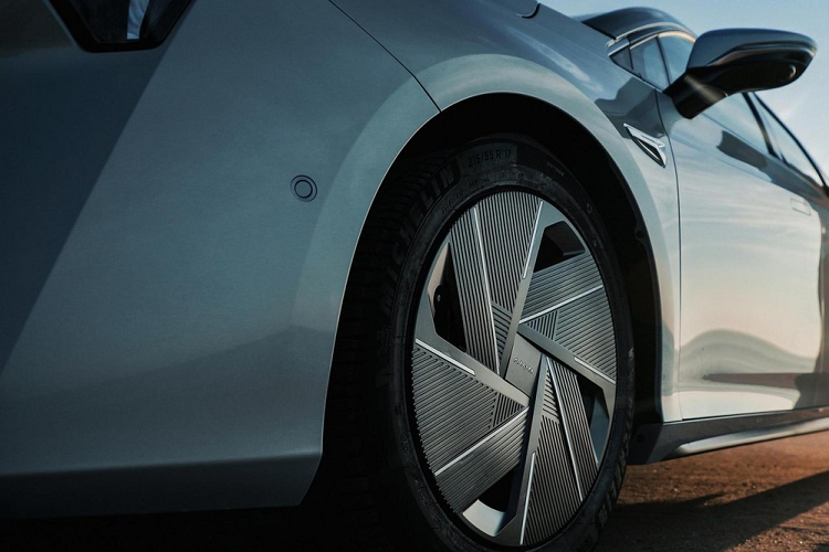 Về mặt thông số kỹ thuật, Aion S Plus có trang bị một mô tơ điện với công suất 204 mã lực và 350 Nm mô-men xoắn cực đại, biến nó trở thành mẫu xe Aion mạnh nhất cho tới lúc này. Để so sánh, bản Aion S chỉ có 184 mã lực và 300 Nm mô-men xoắn cực đại mà thôi.