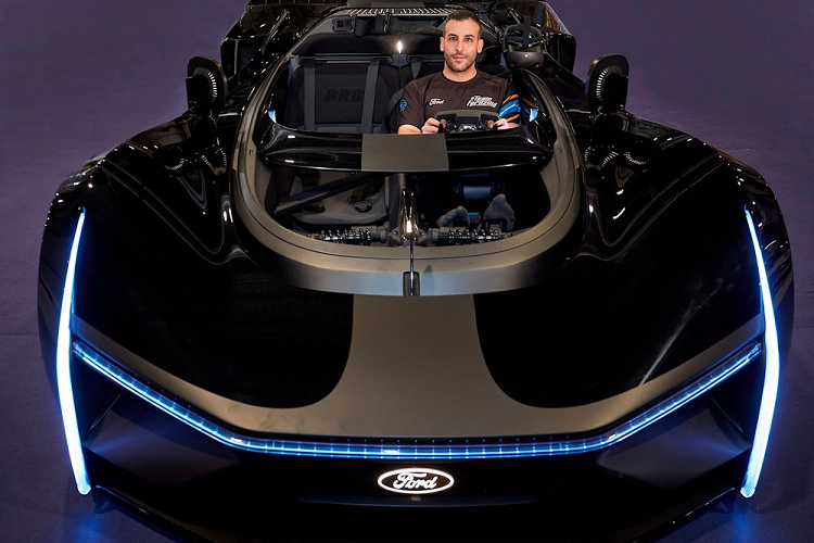 Để tăng thêm cảm giác nhập tâm, người chơi cũng có thể đeo tai nghe thực tế ảo HP Reverb G2. Khi cỗ máy mô phỏng không được sử dụng, hệ thống ánh sáng tăng cường ở phía trước và phía sau sẽ nhấp nháy nhẹ nhàng, bắt chước hơi thở của một người đang ngủ. Khi được sử dụng, các đèn hậu sẽ được đồng bộ hóa với phanh của người chơi để kết nối khán giả bên ngoài với những hành động đang diễn ra.