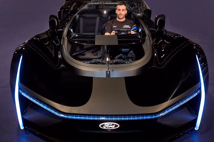 Để tăng thêm cảm giác nhập tâm, người chơi cũng có thể đeo tai nghe thực tế ảo HP Reverb G2. Khi cỗ máy mô phỏng không được sử dụng, hệ thống ánh sáng tăng cường ở phía trước và phía sau sẽ nhấp nháy nhẹ nhàng, bắt chước hơi thở của một người đang ngủ. Khi được sử dụng, các đèn hậu sẽ được đồng bộ hóa với phanh của người chơi để kết nối khán giả bên ngoài với những hành động đang diễn ra.