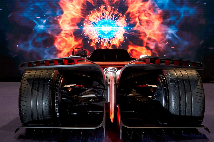 Được thiết kế cho những “streamer” đua xe mô phỏng, phiên bản Ford GT cho Team Fordzilla P1 nâng cấp có tích hợp 3 camera 4K độ phân giải cao tập trung vào các bộ phận bàn đạp, vô lăng, và khuôn mặt, cũng như một màn hình lớn. Nó cũng được trang bị một máy tính trạm HP Z4, và người chơi điều khiển chiếc xe đua ảo của họ bằng vô lăng và bàn đạp tích hợp.