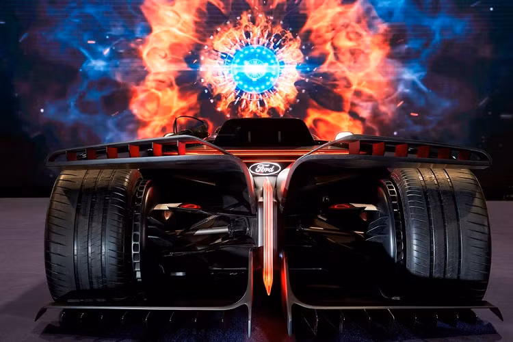 Được thiết kế cho những “streamer” đua xe mô phỏng, phiên bản Ford GT cho Team Fordzilla P1 nâng cấp có tích hợp 3 camera 4K độ phân giải cao tập trung vào các bộ phận bàn đạp, vô lăng, và khuôn mặt, cũng như một màn hình lớn. Nó cũng được trang bị một máy tính trạm HP Z4, và người chơi điều khiển chiếc xe đua ảo của họ bằng vô lăng và bàn đạp tích hợp.