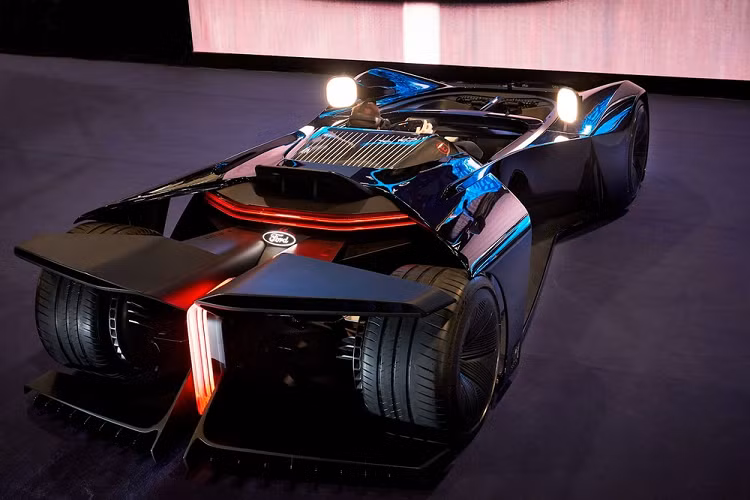 Ford thậm chí còn đưa chiếc P1 đó vào đời thực dưới dạng một mô hình kích thước thật trước khi biến nó thành cỗ máy đua xe mô phỏng thượng thừa dành cho những tay đua mô phỏng cuồng nhiệt. Giờ đây, chiếc Team Fordzilla P1 đặc biệt ấy đã được nâng cấp với khả năng phát trực tuyến mới, đang được trình diễn tại sự kiện Gamergy 21 ở thành phố Madrid, Tây Ban Nha, nơi nó được khoác lên mình lớp sơn màu đen mới, lấy cảm hứng từ thế giới trò chơi điện tử.