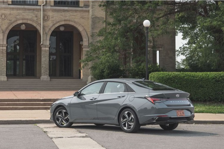 Cả thiết kế ngoại thất cùng khoang nội thất tràn ngập tính năng công nghệ cao đều rất thành công khi tạo được cảm giác cao cấp. Tuy nhiên, Hyundai Elantra thế hệ mới không quên rằng nó vẫn là một chiếc xe tiết kiệm nhiên liệu và phiên bản mới hiện có sẵn với hệ truyền động hybrid có mức tiêu thụ 4,35L/100km đường hỗn hợp, theo ước tính của EPA.