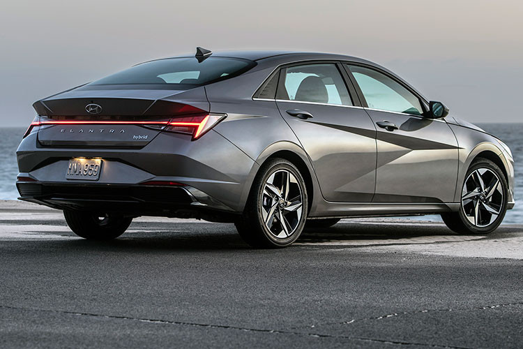 Trong quá trình thử nghiệm thực tế, phiên bản hybrid này có thể tăng tốc từ 0 - 100 km/h trong 8,4 giây, nhanh hơn đáng kể so với con số 10,7 giây của Toyota Corolla hybrid. Điểm khác biệt nhất giữa Hyundai Elantra hybrid cùng các đối thủ như Honda Insight và Corolla là trang bị hộp số tự động ly hợp kép 6 cấp, giúp chiếc xe có thể tăng tốc như một chiếc xe sử dụng động cơ đốt trong thông thường.