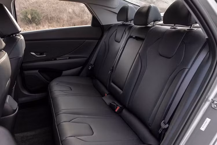 Khoang lái cung cấp vị trí ngồi thoải mái, tầm nhìn thoáng và rộng tạo cảm giác tự tin hơn khi ngồi sau vô lăng. Cả cụm công cụ kỹ thuật số cùng màn hình thông tin giải trí 10.3 inch tùy chọn đều có đồ họa sắc nét, giao diện hiện đại và các nút bấm vật lý cho cảm giác cao cấp.