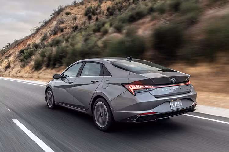 Giá xe Hyundai Elantra hybrid 2021 là thứ duy nhất khiến khách hàng phải đắn đo khi lựa chọn. Tại thị trường Mỹ, phiên bản Blue có mức giá khởi điểm từ 24.555 USD (tương đương 565 triệu đồng) nhưng thiếu sót nhiều tính năng trang bị thú vị có sẵn trên bản Limited được nhắc đến trong bài - khởi điểm từ 29.260 USD (khoảng 673 triệu đồng).