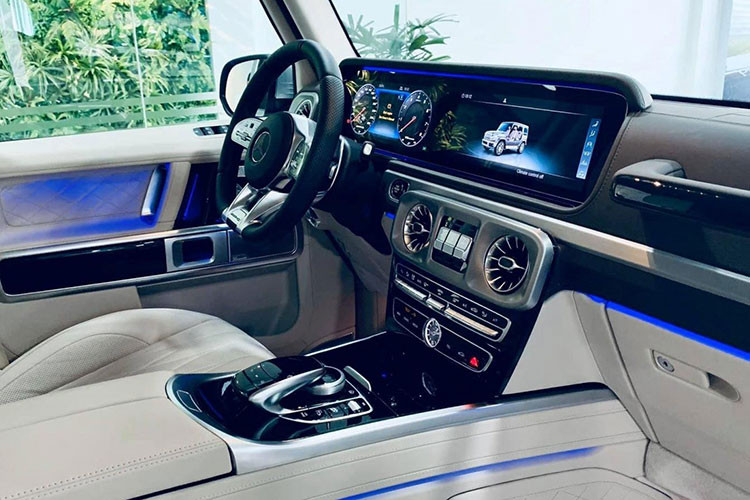 Cụ thể, do yêu cầu từ phía Cục Đăng kiểm Việt Nam nhằm để đảm bảo an toàn cho những người chạy xe máy, ống xả kép phía bên phải của những chiếc xe Mercedes-AMG G63 chính hãng bắt buộc phải hướng thẳng xuống đất thay vì nằm ngang hướng ra bên ngoài như dòng xe nhập không chính hãng. Ống xả hướng còn lại vẫn được đưa ra bên ngoài.