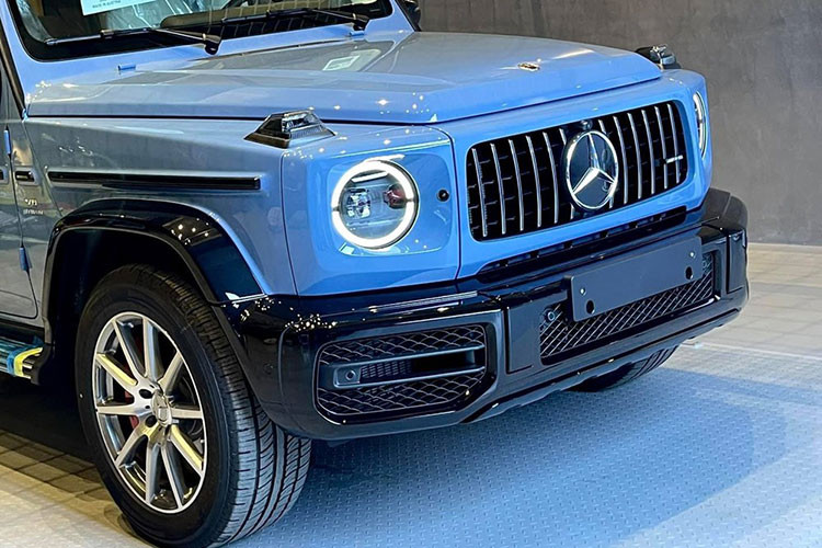 Hai chi tiết này của chiếc xe được nhập khẩu không chính hãng sơn đồng màu với ngoại thất. Bên trong khoang lái của cặp đôi Mercedes-AMG G63 sơn màu China Blue có nội thất phối màu giống nhau với kiểu chọn màu kem làm bộ áo chính bên cạnh các chi tiết sơn đen và kim loại đáng bóng.