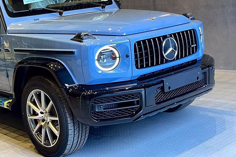 Hai chi tiết này của chiếc xe được nhập khẩu không chính hãng sơn đồng màu với ngoại thất. Bên trong khoang lái của cặp đôi Mercedes-AMG G63 sơn màu China Blue có nội thất phối màu giống nhau với kiểu chọn màu kem làm bộ áo chính bên cạnh các chi tiết sơn đen và kim loại đáng bóng.