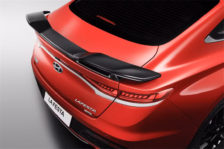 Trừ cánh gió đuôi kể trên, thiết kế đuôi xe của Hyundai Lafesta 2021 không có gì mới. Tương tự như vậy, không gian nội thất bên trong mẫu sedan cỡ C này cũng không khác quá nhiều so với phiên bản cũ. Thay đổi lớn nhất nằm ở sự "tông xuyệt tông" giữa màu của cụm điều khiển trung tâm và ghế. Khi mua Hyundai Lafesta 2021, khách hàng Trung Quốc có thể chọn cả nội thất bọc da màu đỏ bắt mắt hơn.