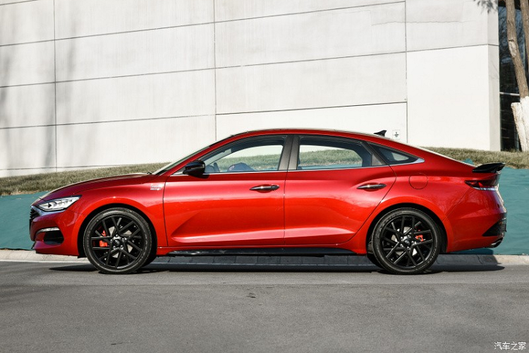 Tại thị trường Trung Quốc, xe được chia thành 4 phiên bản. Giá xe Hyundai Lafesta 2021 dao động từ 133.800 - 154.800 Nhân dân tệ (khoảng 473 - 547 triệu đồng).