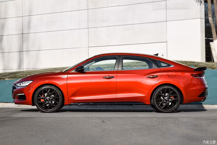 Tại thị trường Trung Quốc, xe được chia thành 4 phiên bản. Giá xe Hyundai Lafesta 2021 dao động từ 133.800 - 154.800 Nhân dân tệ (khoảng 473 - 547 triệu đồng).