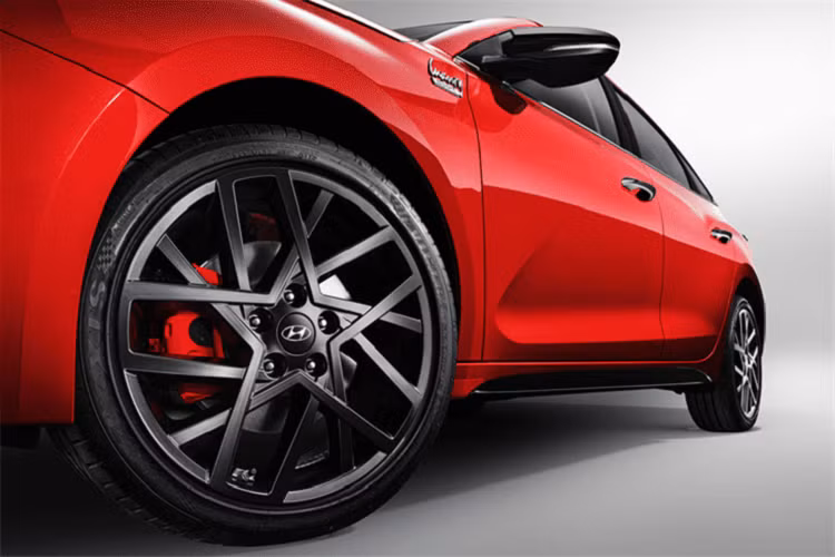 Ở phiên bản mới, mẫu sedan cỡ C này vẫn giữ lại thiết kế tổng thể như cũ. Hãng Hyundai chỉ bổ sung những chi tiết ngoại thất màu đen như vỏ gương ngoại thất, nóc và cánh gió đuôi cho Lafesta 2021. Thêm vào đó là lưới tản nhiệt thể thao hơn với mắt lưới thiết kế hình vẩy cá.